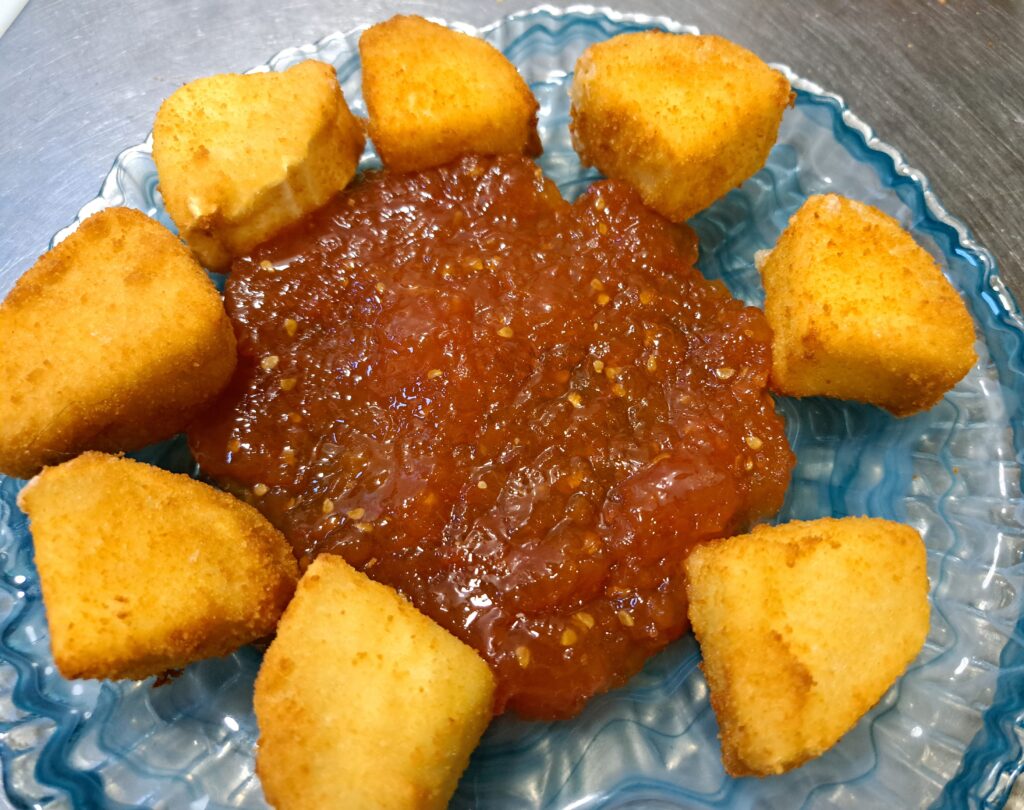 QUESO DE CABRA REBOZADO CON MERMELADA DE TOMATE CASERO