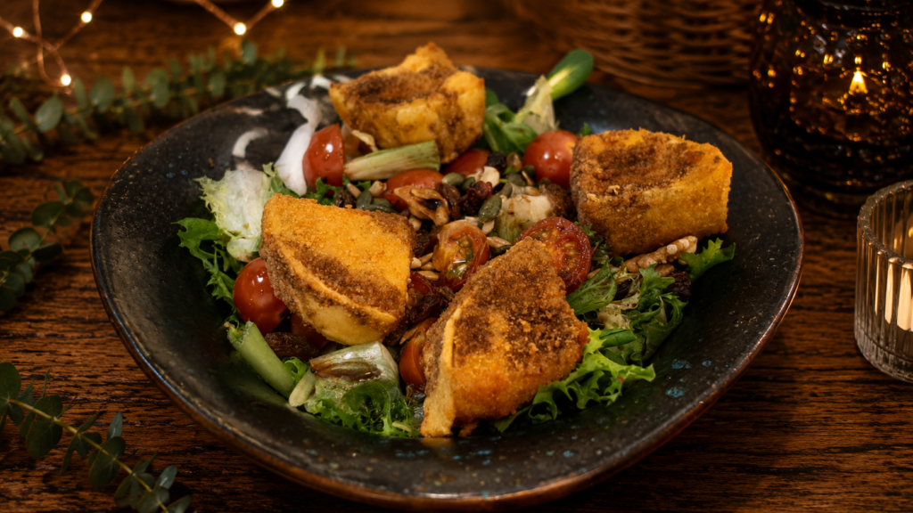 ENSALADA DE QUESO DE CABRA REBOZADO CON SALSA DE MIEL
