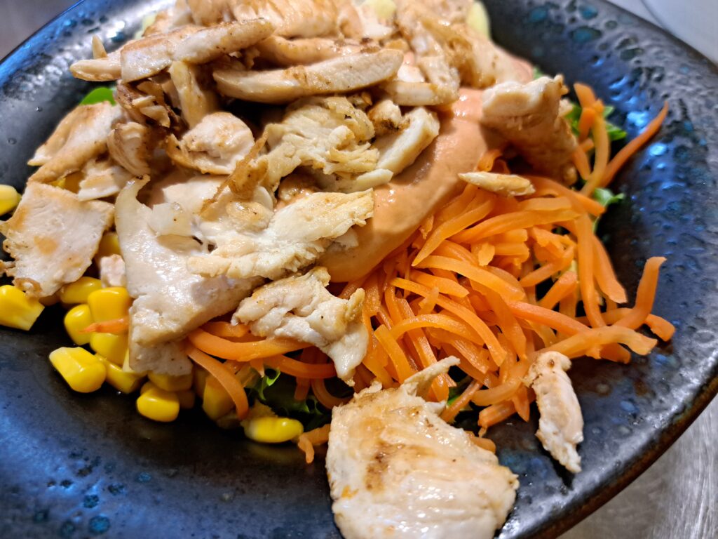 ENSALADA ROSADA CON POLLO